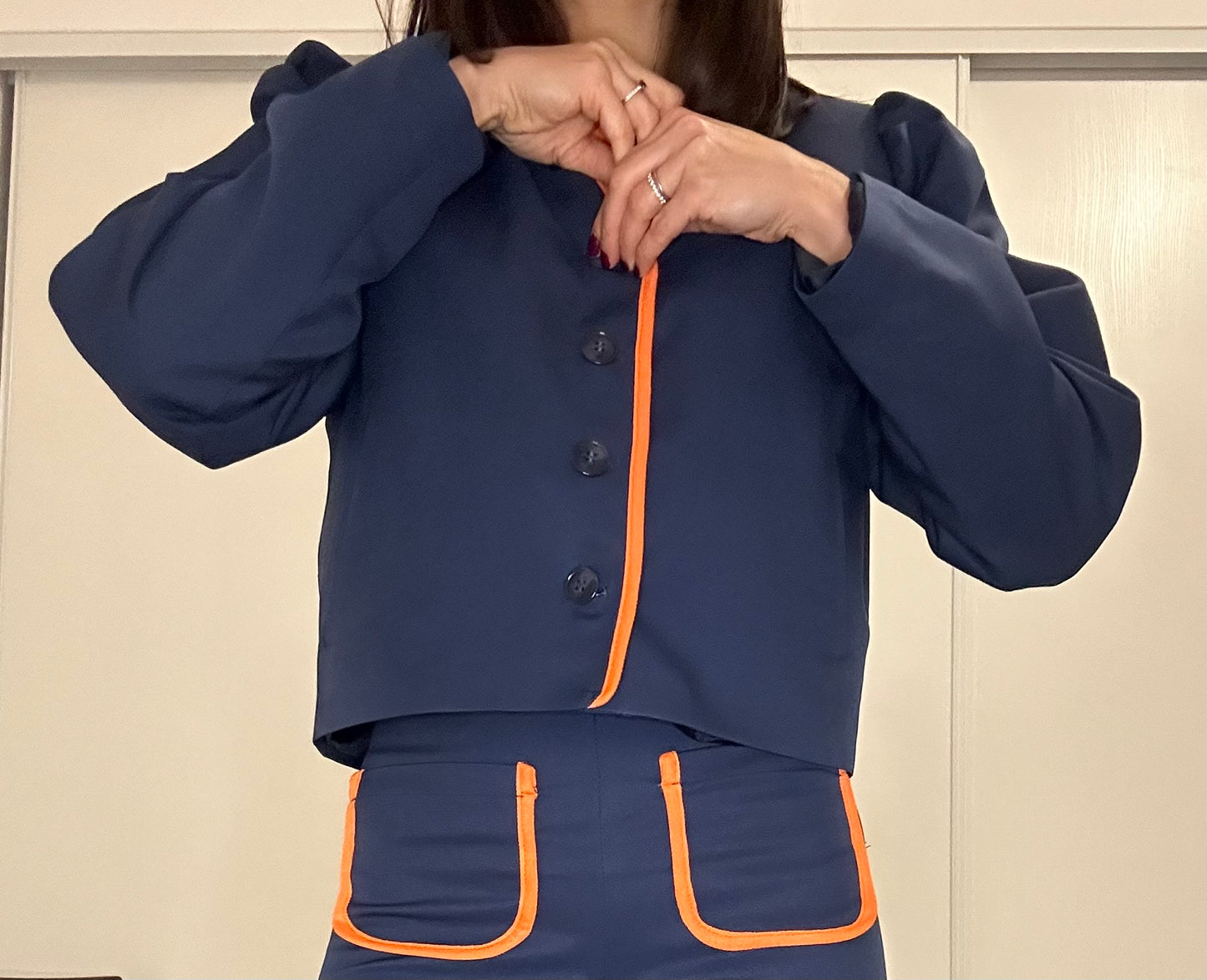 Veste Emma - veste tailleur bleu marine fluide à épaules ballon