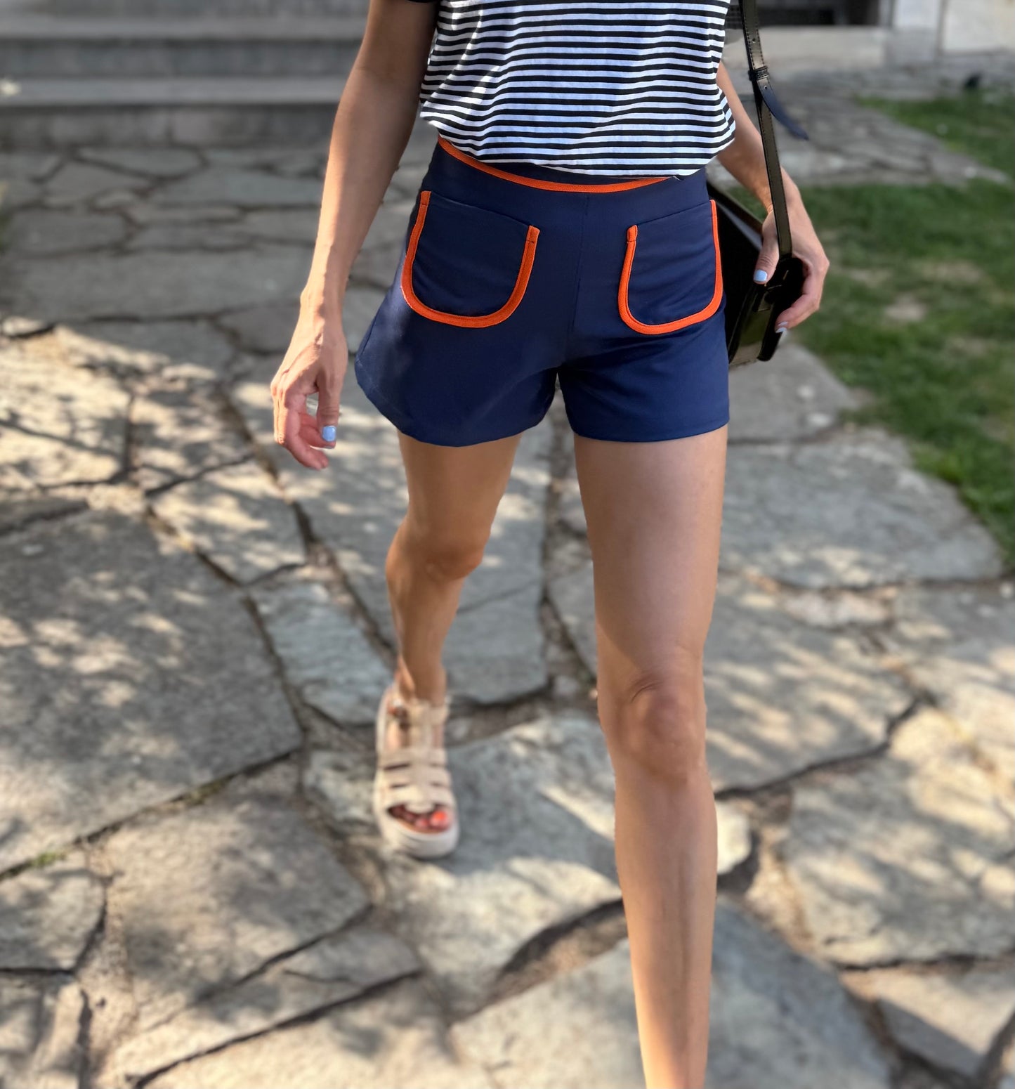 Short Johnny - Short bleu marine fluide à liseré orange